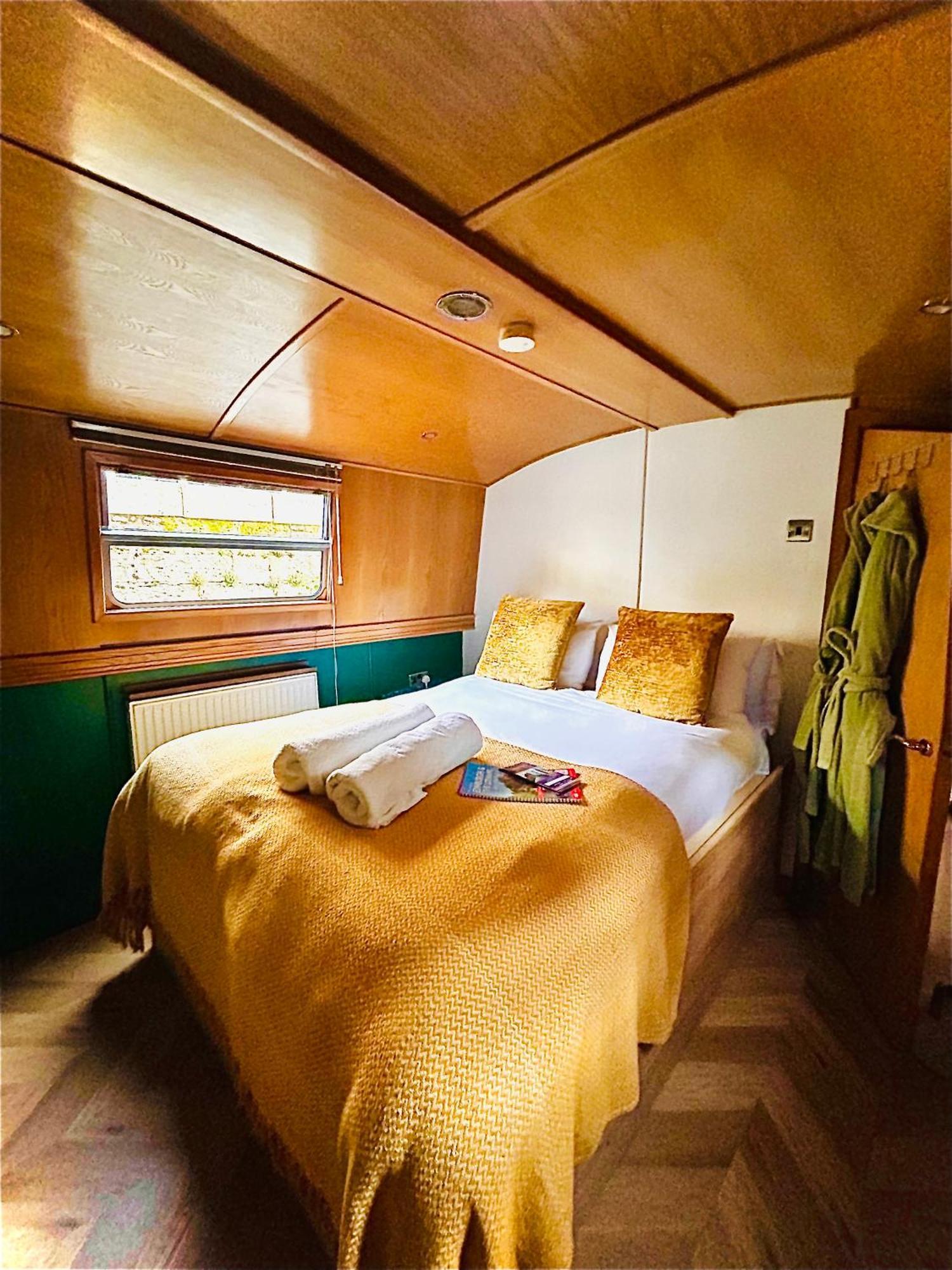 - Houseboats Botel Edimburgo